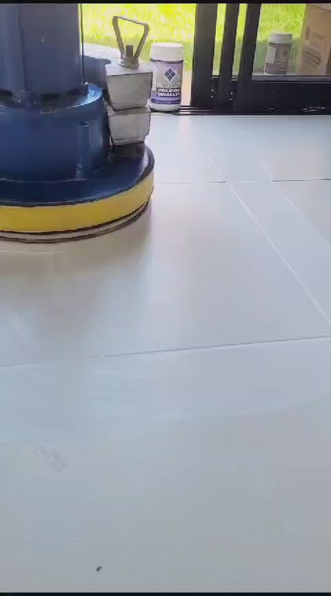 POLIDOR ESMALTE SOLUCIONA 1KG (Ultilizado com politriz, remove manchas em superfícies esmaltadas. Brilho intenso e definitivo!)